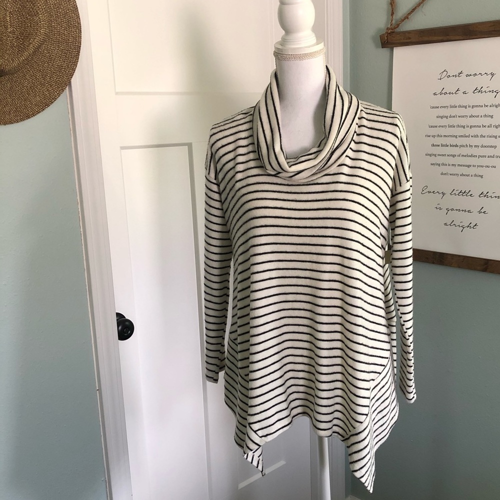 2/$30 🌶 b&w striped tunic NWT. Casual Couture